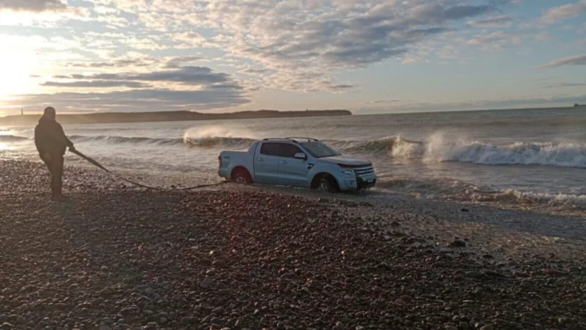 Comodoro: quedó encajado en la costa y lo tuvieron que rescatar