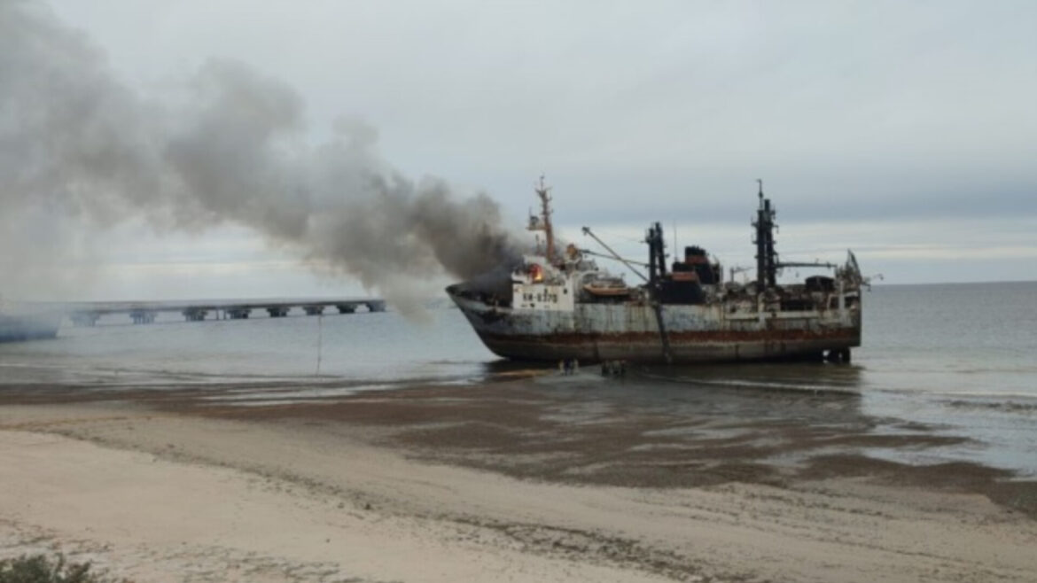 Se prendió fuego un barco en Puerto Madryn