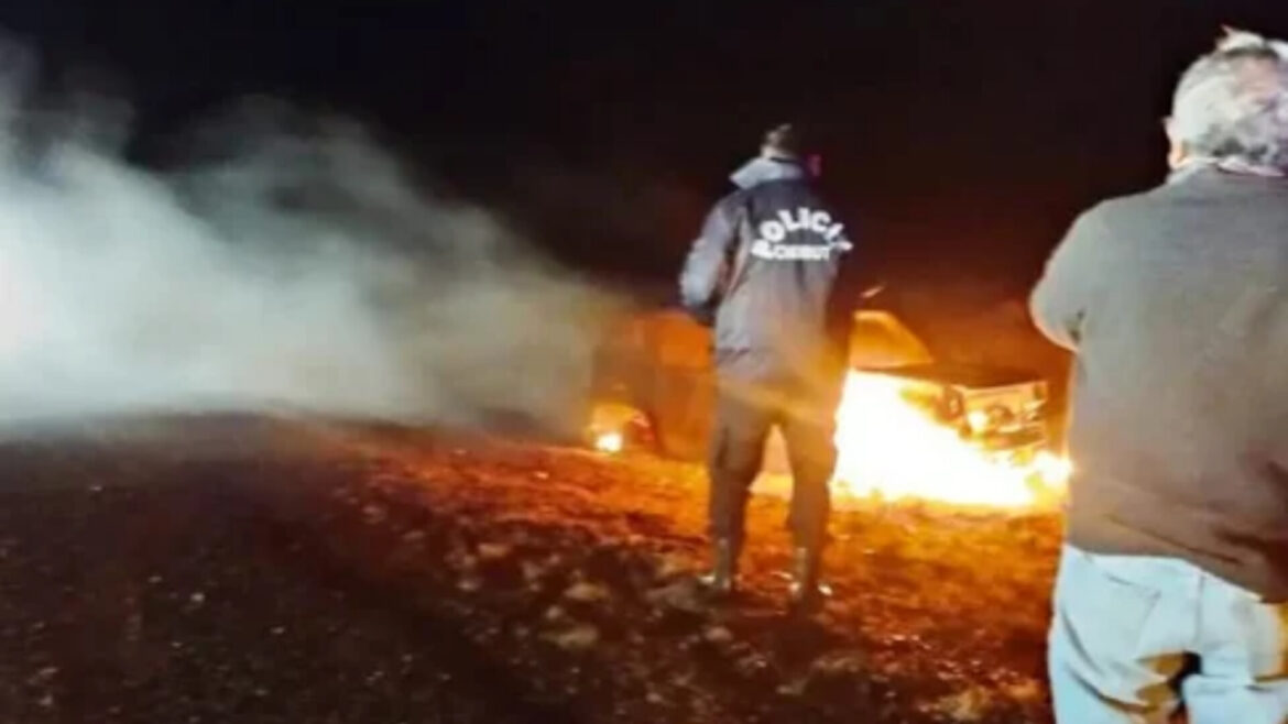 Volcó en la ruta y alcanzó a salir antes que su camioneta se prenda fuego