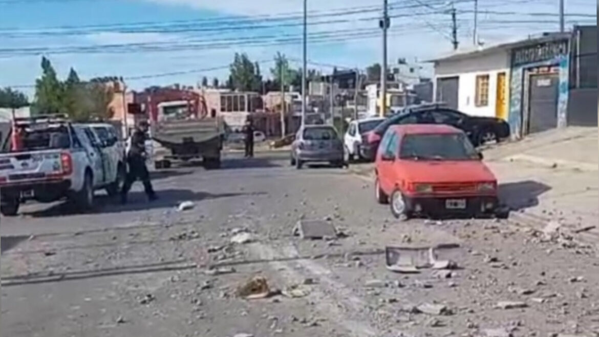 Camión se quedó sin frenos en bajada y se llevó puesto un auto y una batea