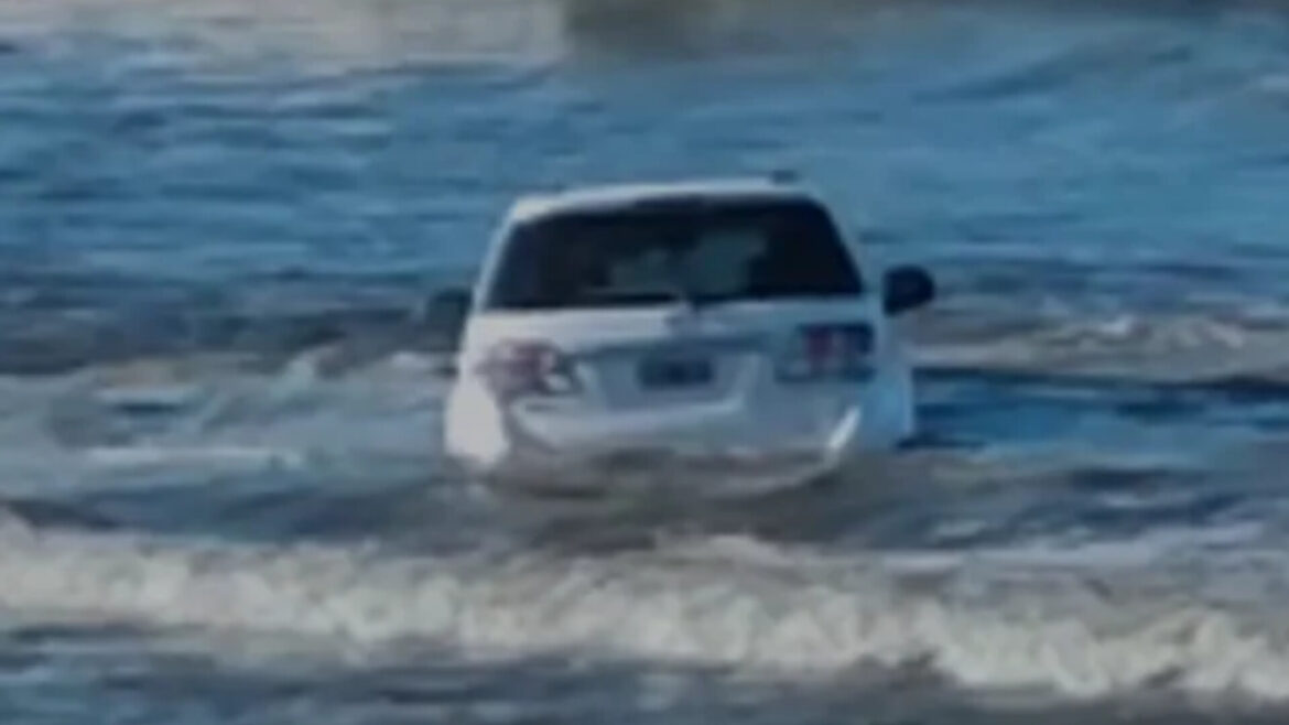 Fue a la playa y el mar le tapó la camioneta