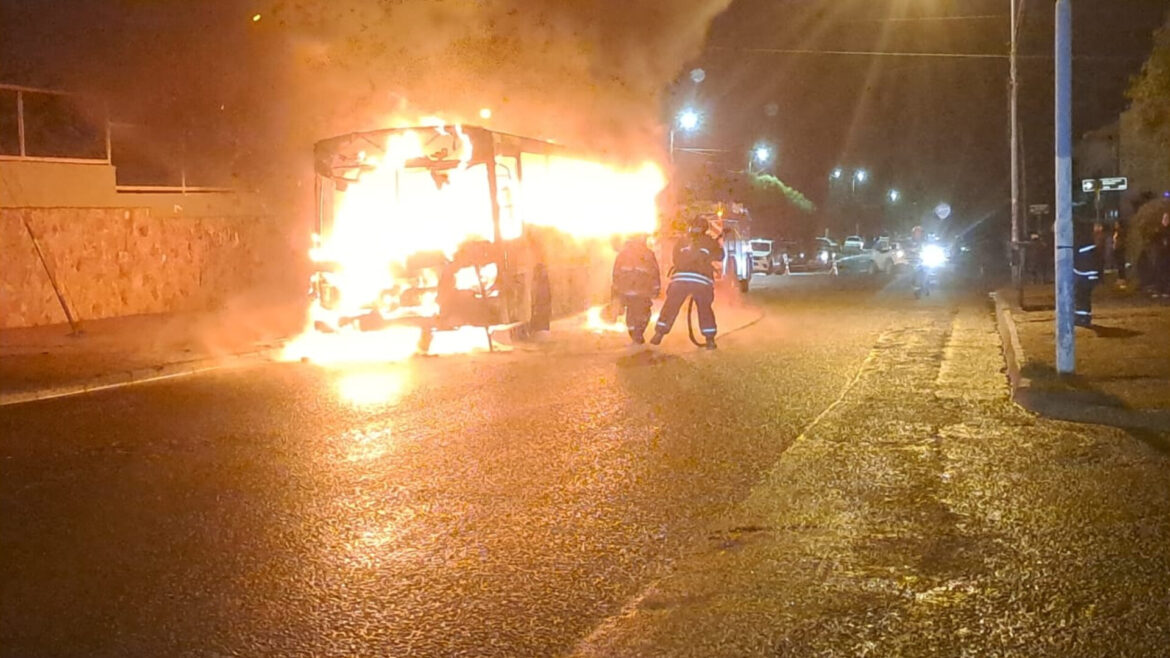 Se prendió fuego un bondi en Comodoro