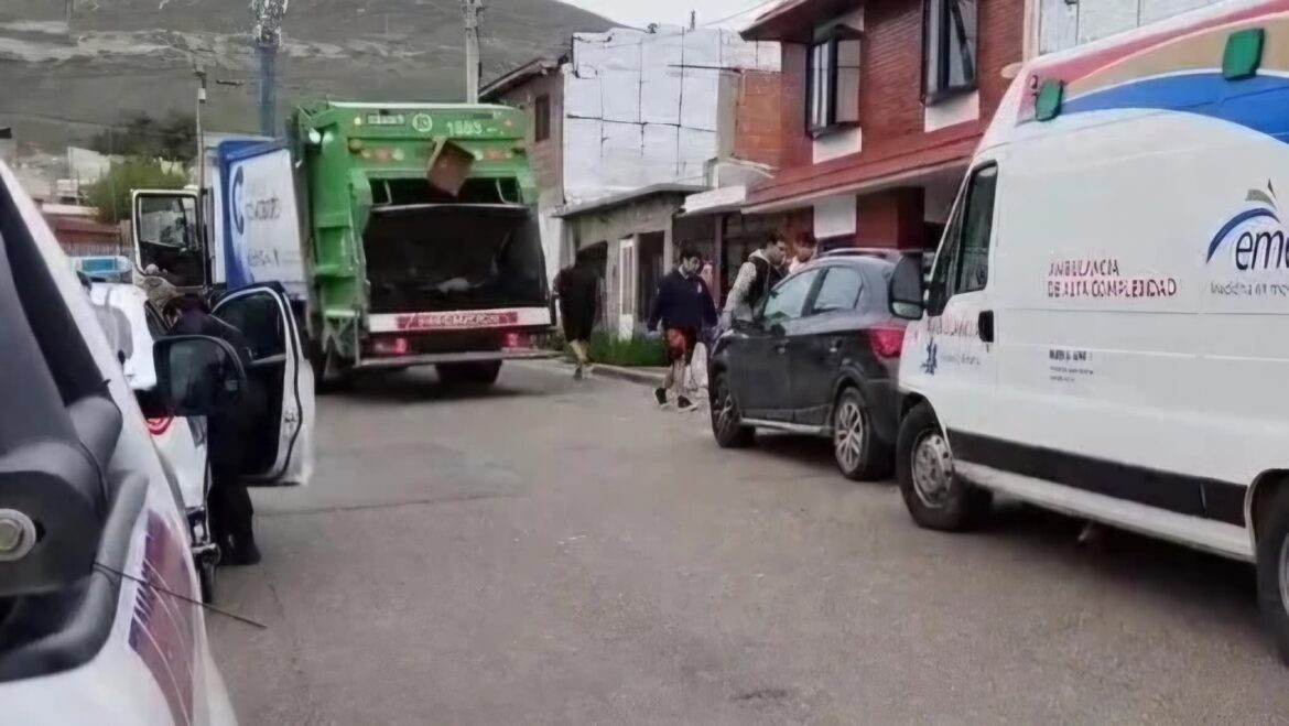 Un recolector de basura quedó con la pierna atrapada en el camión