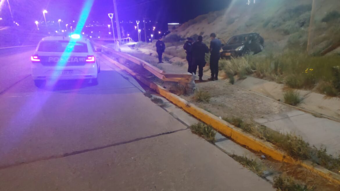 No controló el auto, pasó de largo y terminó noqueado