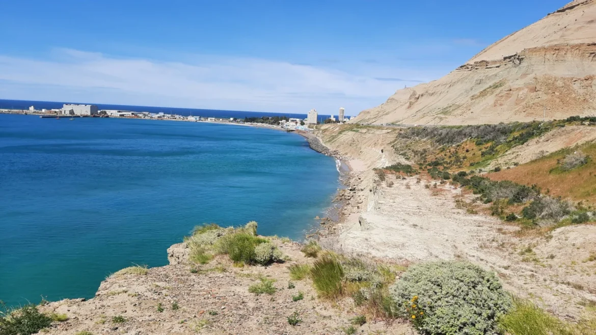 Un pibe cayó al mar desde el Chenque