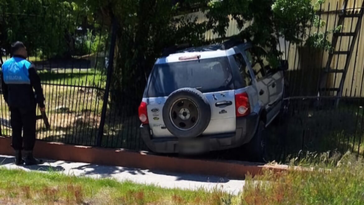 Pasó de largo y terminó contra una escuela