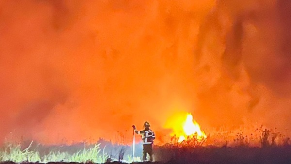 Un rayo causó alto incendio en Bahía Cracker