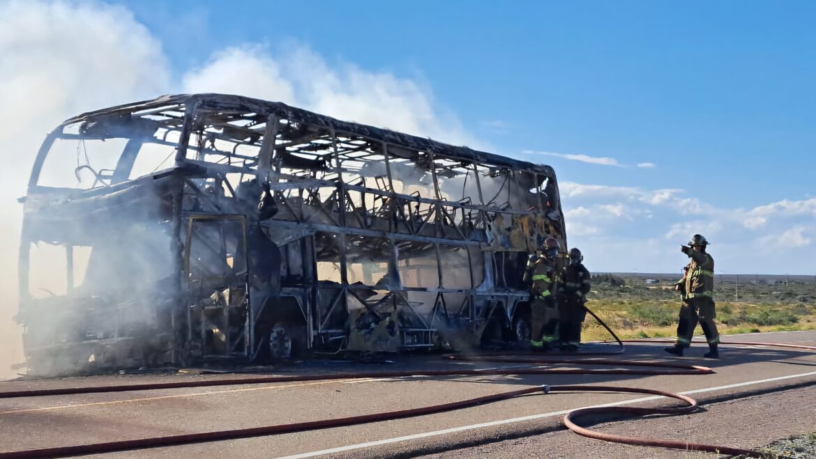 Se incendió un bondi cerca de Madryn