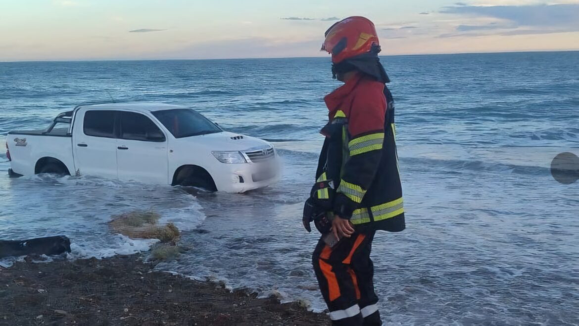 La marea le atrapó la camioneta