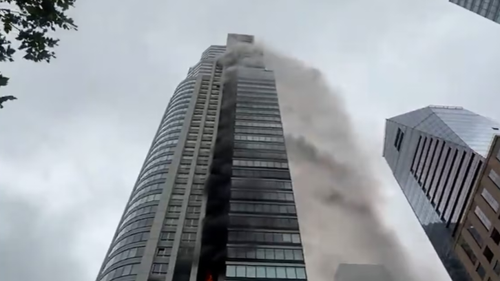 Se prendió fuego una torre en Puerto Madero