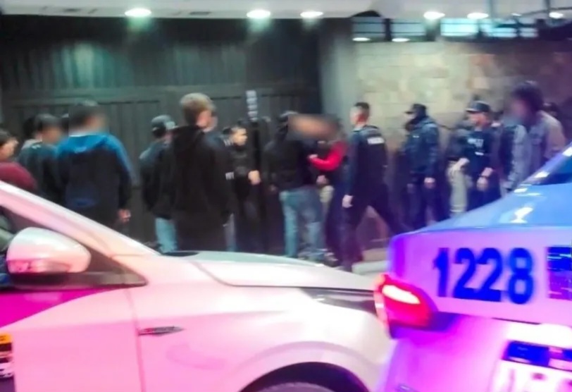 Lo rajaron del boliche, volvió acompañado y se peleó con la policía