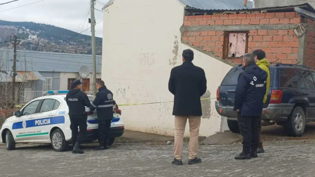 Murió degollado y detuvieron a su pareja