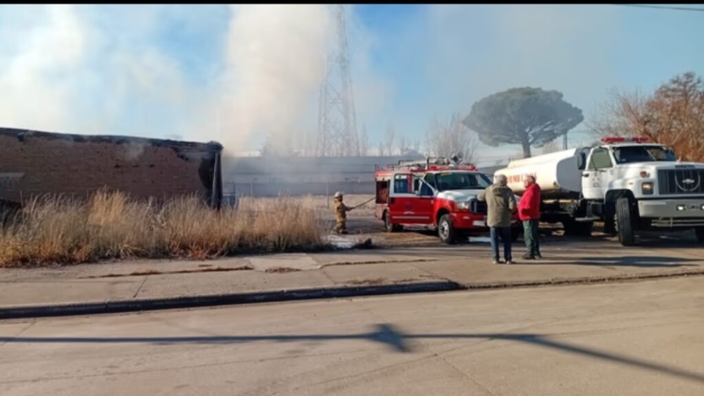 Quiso prender un horno a leña con nafta y se le prendió fuego la carpintería